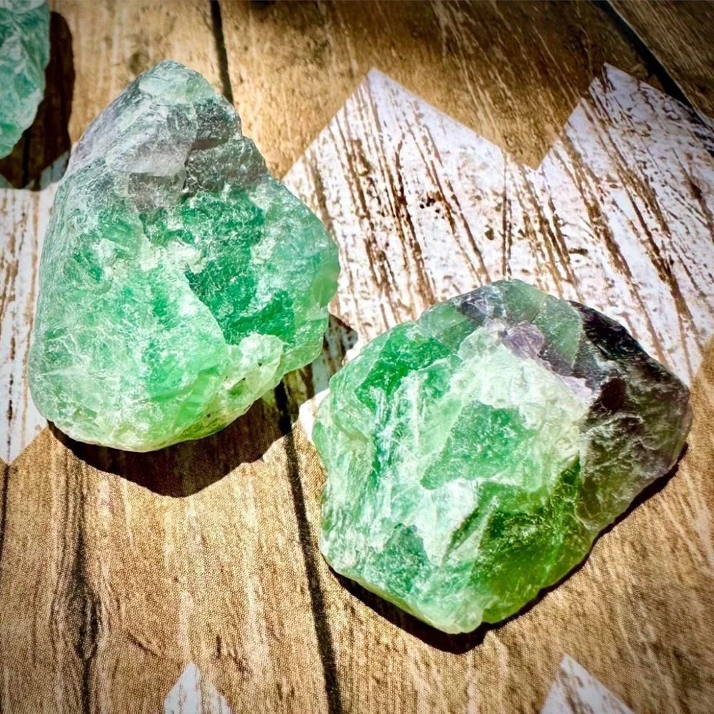 Raw Green fluorite crystals rough gemstones - Picture 2 of 3